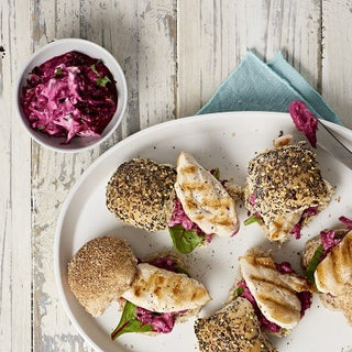 Hähnchen-Snack vom Grill mit Rote-Bete-Tzatziki Hähnchen-Snack vom Grill mit Rote-Bete-Tzatziki