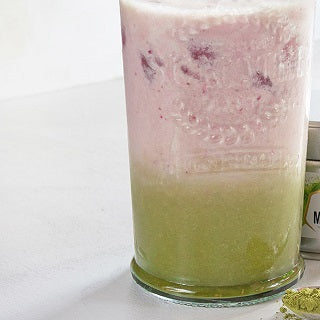 Obst-Smoothie mit Erdbeere und Matcha Obst-Smoothie mit Erdbeere und Matcha