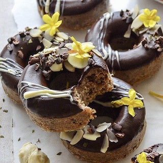Schoko-Donuts mit Kakaoglasur Schoko-Donuts mit Kakaoglasur