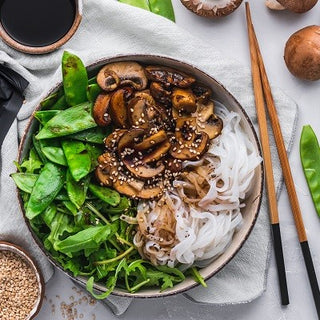 Asiatische Nudel-Bowl mit Gemüse Asiatische Nudel-Bowl mit Gemüse