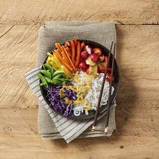 Low Carb Rainbow Bowl mit Konjak-Nudeln Low Carb Rainbow Bowl mit Konjak-Nudeln
