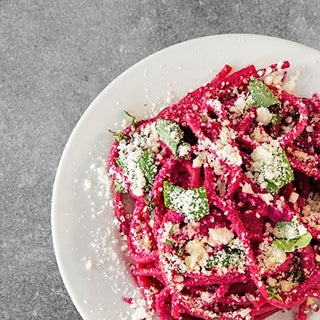 Rote-Bete-Nudeln mit Feta und Minz-Mandel-Creme Rote-Bete-Nudeln mit Feta und Minz-Mandel-Creme