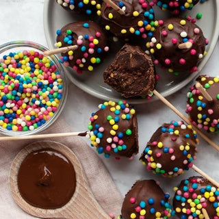 Vegane Cake-Pops mit Schokolade Vegane Cake-Pops mit Schokolade