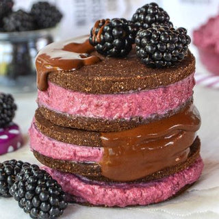 Cookie-Sandwich mit Berry-Ice-Cream Cookie-Sandwich mit Berry-Ice-Cream