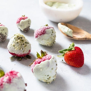 Erdbeeren in Matcha Joghurt Erdbeeren in Matcha Joghurt