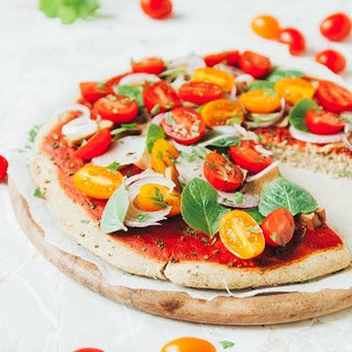 Frisch aus dem Garten: Gemüsepizza mit Heirloom Tomatoes Frisch aus dem Garten: Gemüsepizza mit Heirloom Tomatoes