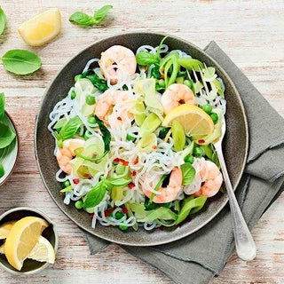 Konjak-Spaghetti mit Shrimps, Zitrone & grünem Gemüse Konjak-Spaghetti mit Shrimps, Zitrone & grünem Gemüse