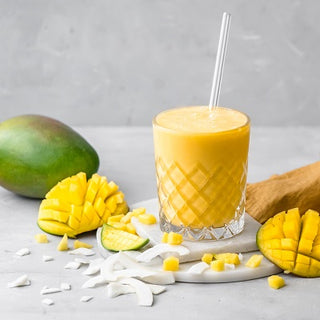 Mango Lassi Shake mit Kokos Mango Lassi Shake mit Kokos