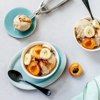 Peanut Butter Nicecream mit Frucht-Baobab-Swirl Peanut Butter Nicecream mit Frucht-Baobab-Swirl