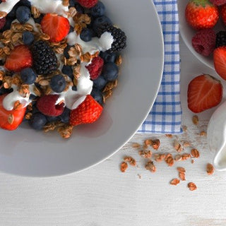 Power dank Quark – Proteinreiches Magerquark-Rezept mit Beeren & Nüssen Power dank Quark – Proteinreiches Magerquark-Rezept mit Beeren & Nüssen
