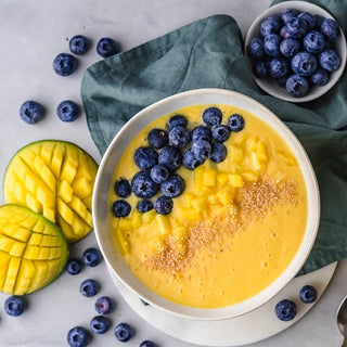 Smoothie Bowl Mango Lassi mit Protein Smoothie Bowl Mango Lassi mit Protein
