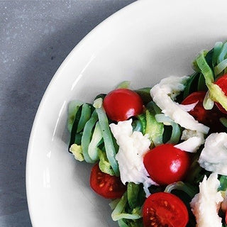 Zoodles mit Kürbiskern-Pesto und Mozzarella Zoodles mit Kürbiskern-Pesto und Mozzarella