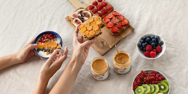 nu3 Bio Erdnussbutter auf Toast, Obst und Porridge