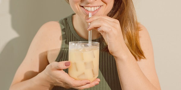 Frau trinkt Fit Vegan Shake von nu3