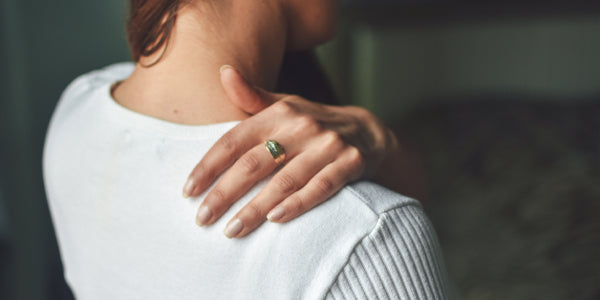 Frau mit Hand auf der Schulter