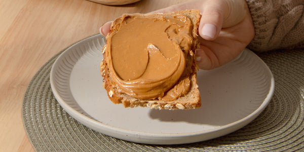 cremiges Erdnussmus auf Brot