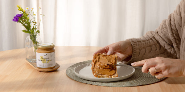 Erdnussbutter auf Brot zum Frühstück