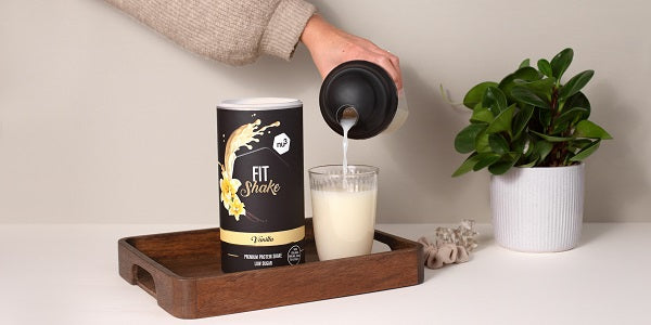 nu3 Fit Shake Vanille wird eingeschüttet in ein Glas