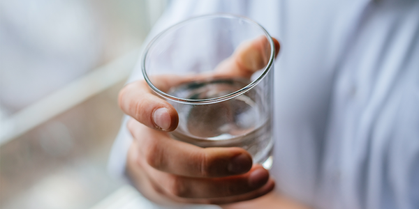 Mann mit Wasserglas