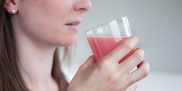 Frau mit Glas