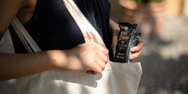 nu3 Fit Vegan Bar wird in die Tasche gepackt