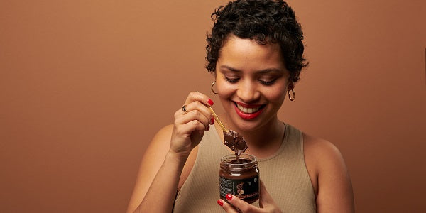 Frau genießt nu3 Fit Vegan Creme