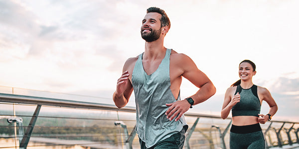Sportliches Paar beim Laufen