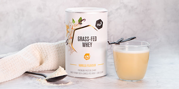 Dose nu3 Grass-Fed Whey Vanille plus fertiges Shake im Glas