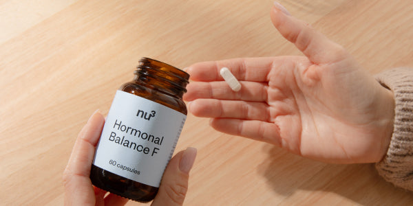 nu3 Hormonal Balance F plus Kapsel in Hand