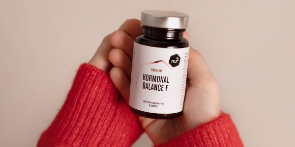 nu3 Premium Hormonal Balance F in Händen
