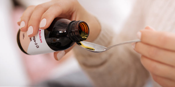 Frau-nimmt-Redcare-omega-3-öl-vegan-nu3