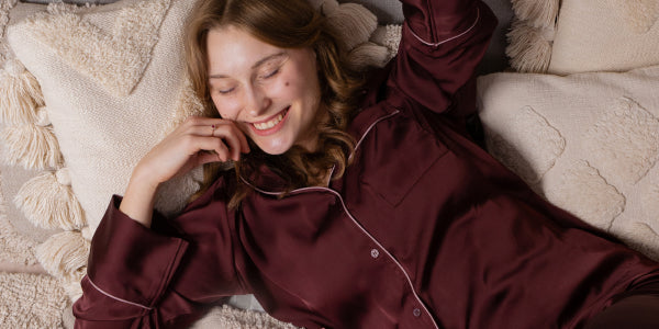 Lachende Frau liegend im Bett