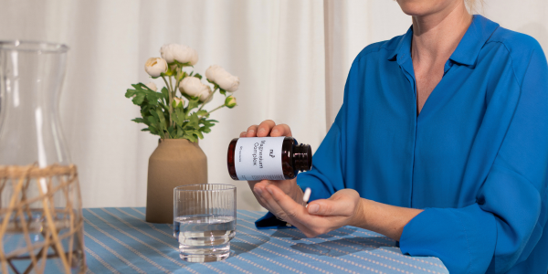 Frau nimmt nu3 Magnesium Complex ein