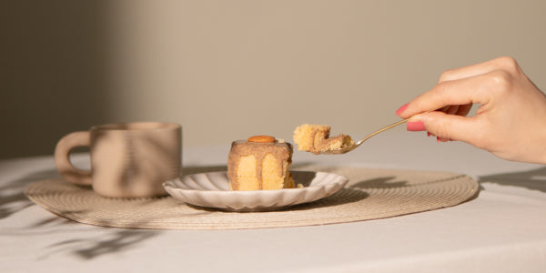 Kuchen mit Mandelmus neben Tasse