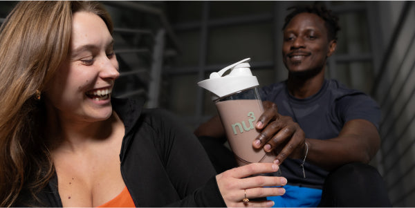 Mann & Frau mit nu3 Shaker