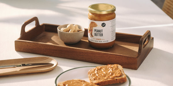 nu3 Erdnussbutter crunchy auf dem Brot serviert
