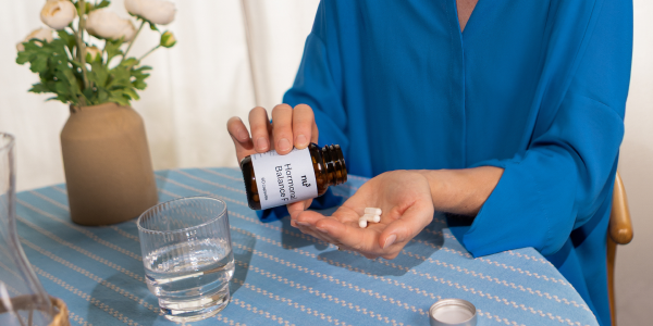 Frau nimmt nu3 Hormonal Balance ein