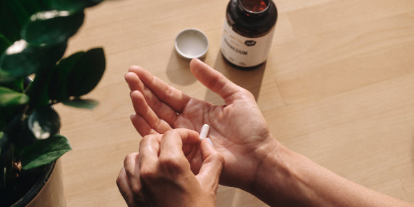 nu3 Magnesium Kapsel auf Händen