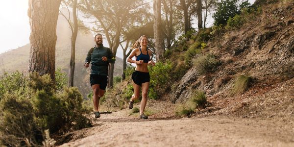 2 Sportler*innen beim Joggen