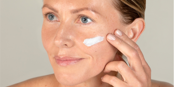 Frau mit schöner Haut und SKINTIST Hydro Creme