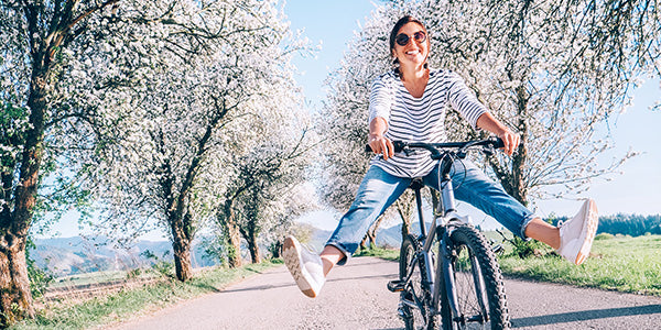 Glückliche Frau auf einem Fahrrad