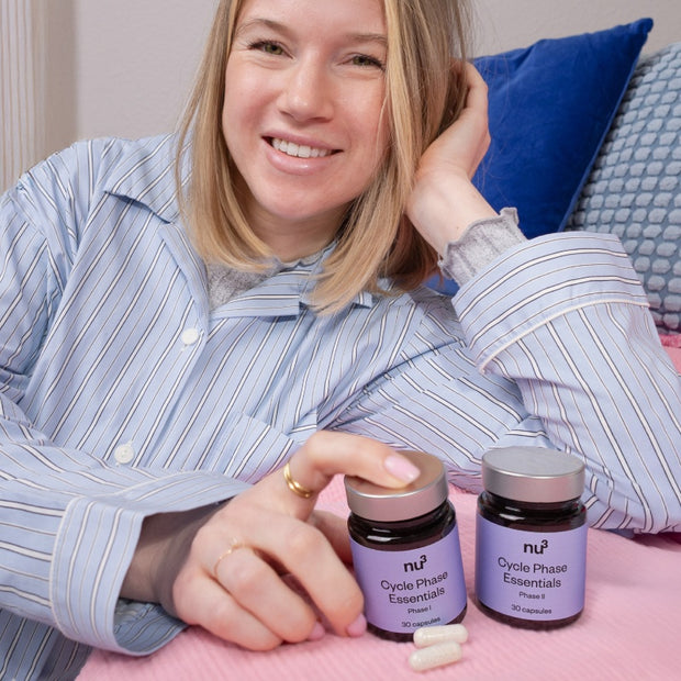 Frau auf dem Sofa mit Produkt