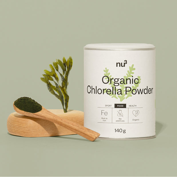 nu3 Bio Chlorella Verpackung und Löffel mit Pulver