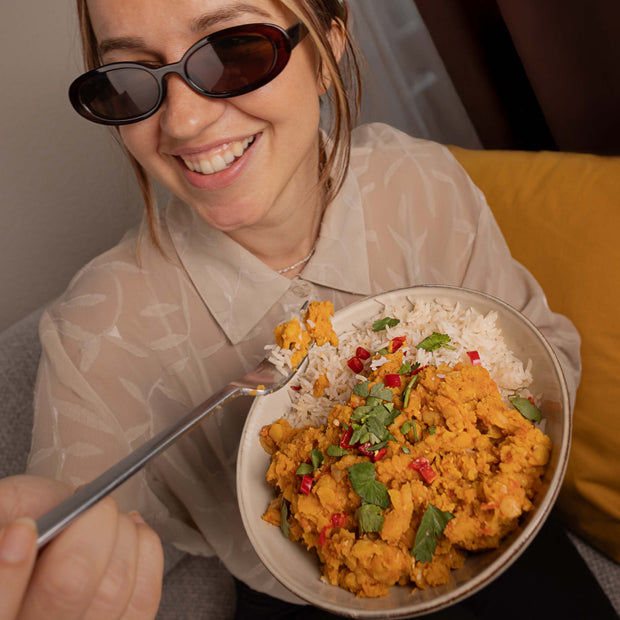 Frau mit einer Schale Gelbe-Linsen-Curry