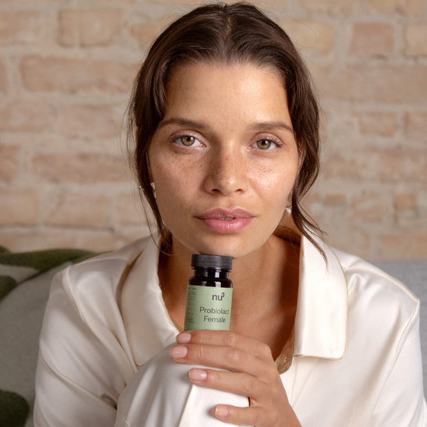 Probiolact Female Kapseln in der Hand einer Frau