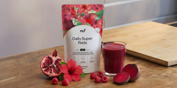 Daily Super Reds mit Glas roten Smoothie, rote Beete, Himbeeren und Granatapfel