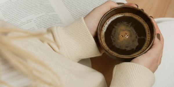 Hände halten eine Tasse nu3 Focus Mushroom Coffee