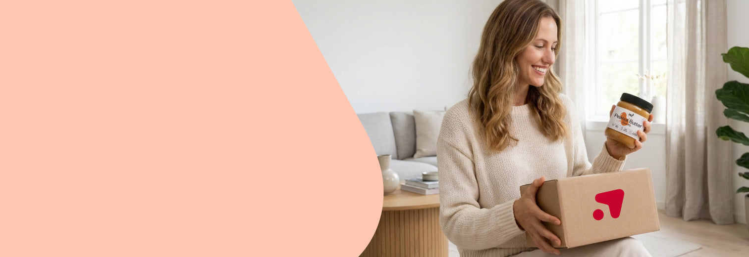 Frau mit Shop Apotheke Paket und nu3 Erdnussbutter