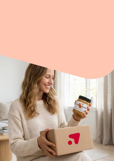 Frau mit Shop Apotheke Paket und nu3 Erdnussbutter