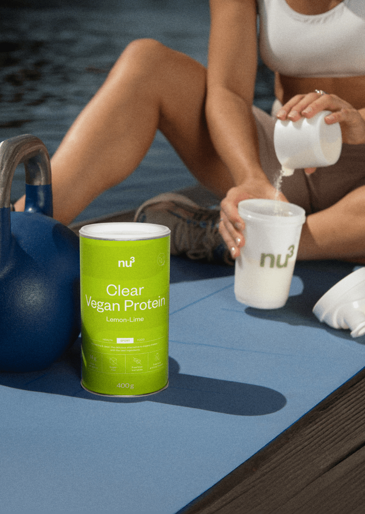 nu3 Clear Vegan Protein neben Kettlebell